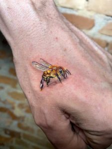 tatuagem-micro-realismo-abelha-fernando-shimizu