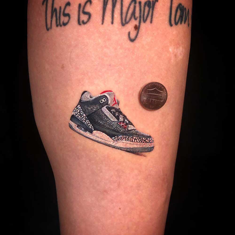 tatuagem-micro-realismo-tenis-jordan-fernando-shimizu